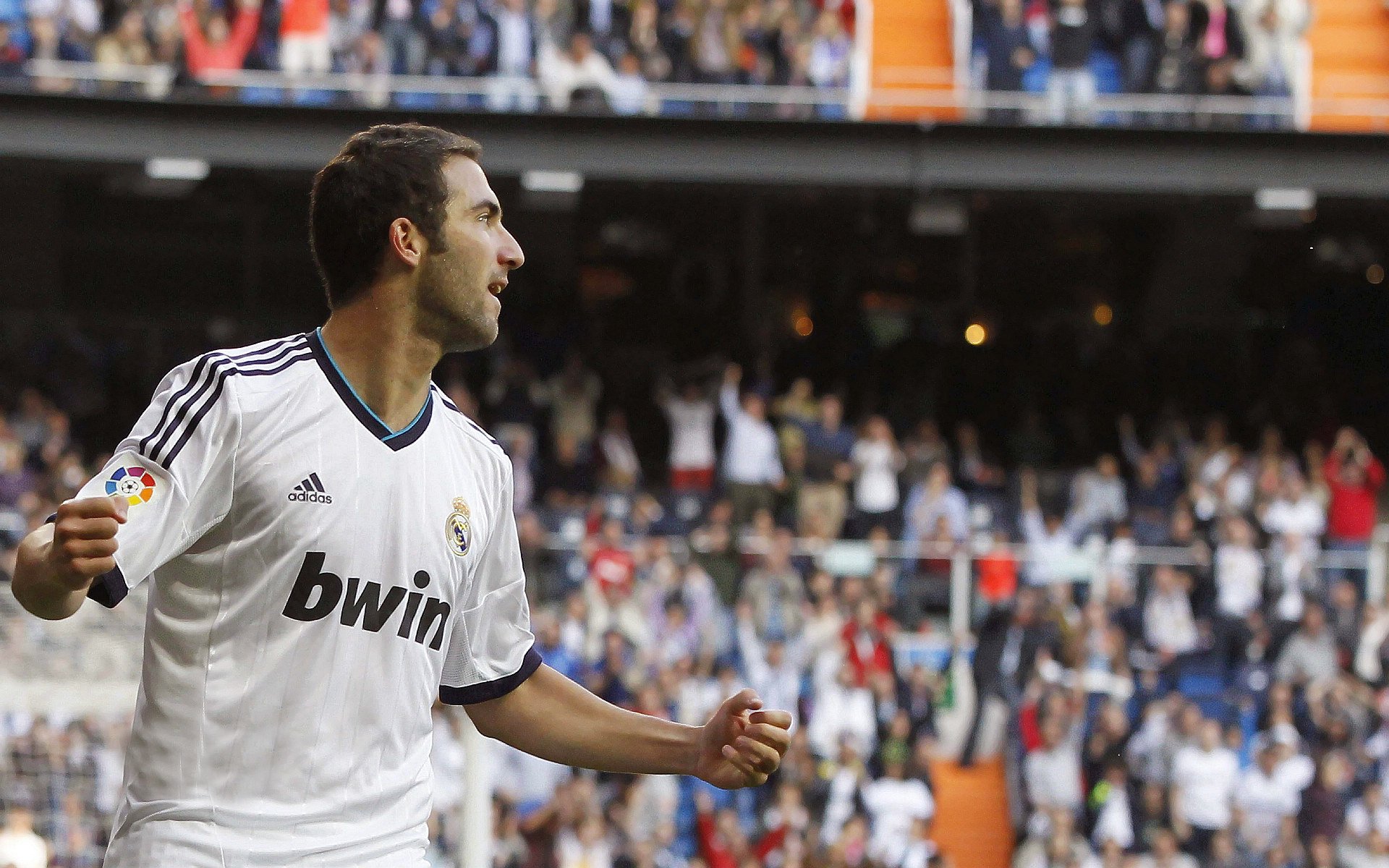 “短柄墙球:高新区全民健身馆,快速决策与精准击球,谁能在瞬息间扭转战局?”