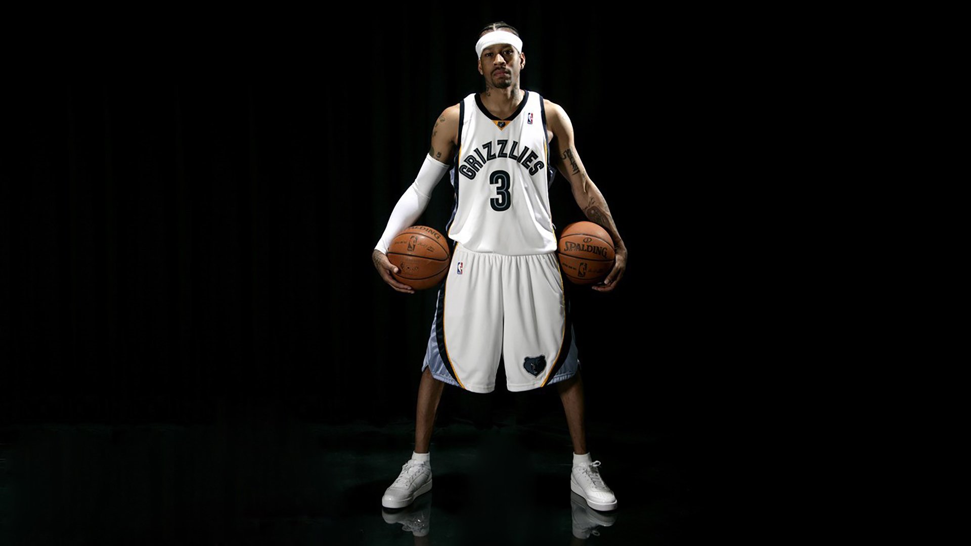 “简阳文体中心羽毛球赛事:技术高超选手争锋决胜”