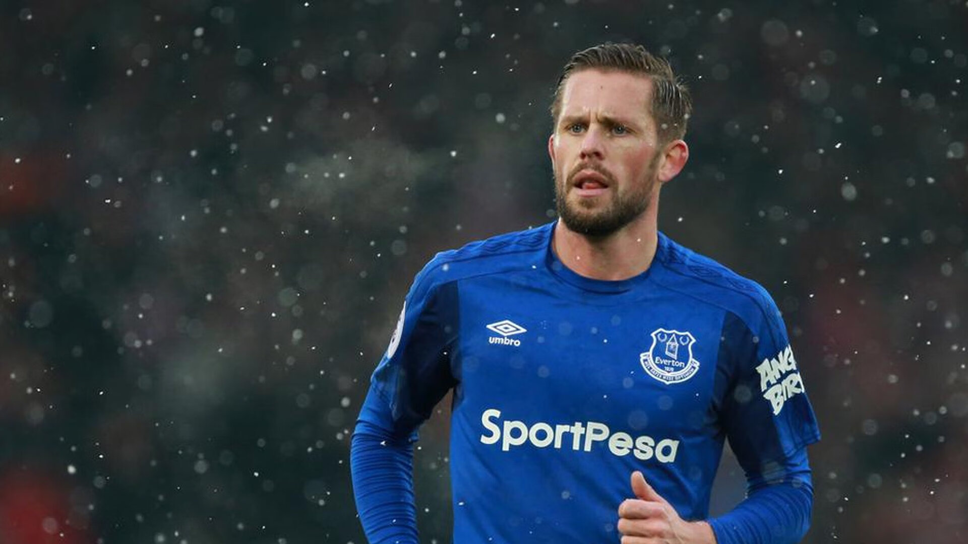 中国足球注重守门员专项训练提升门线防守能力，足球守门员新规则