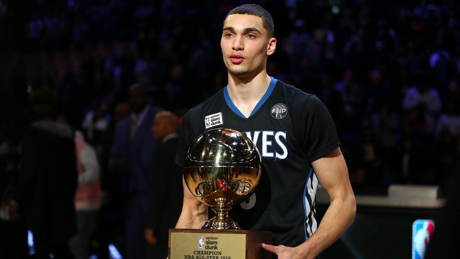 球迷为主队加油打气自制应援物成为现场最亮眼的存在，打球应援口号